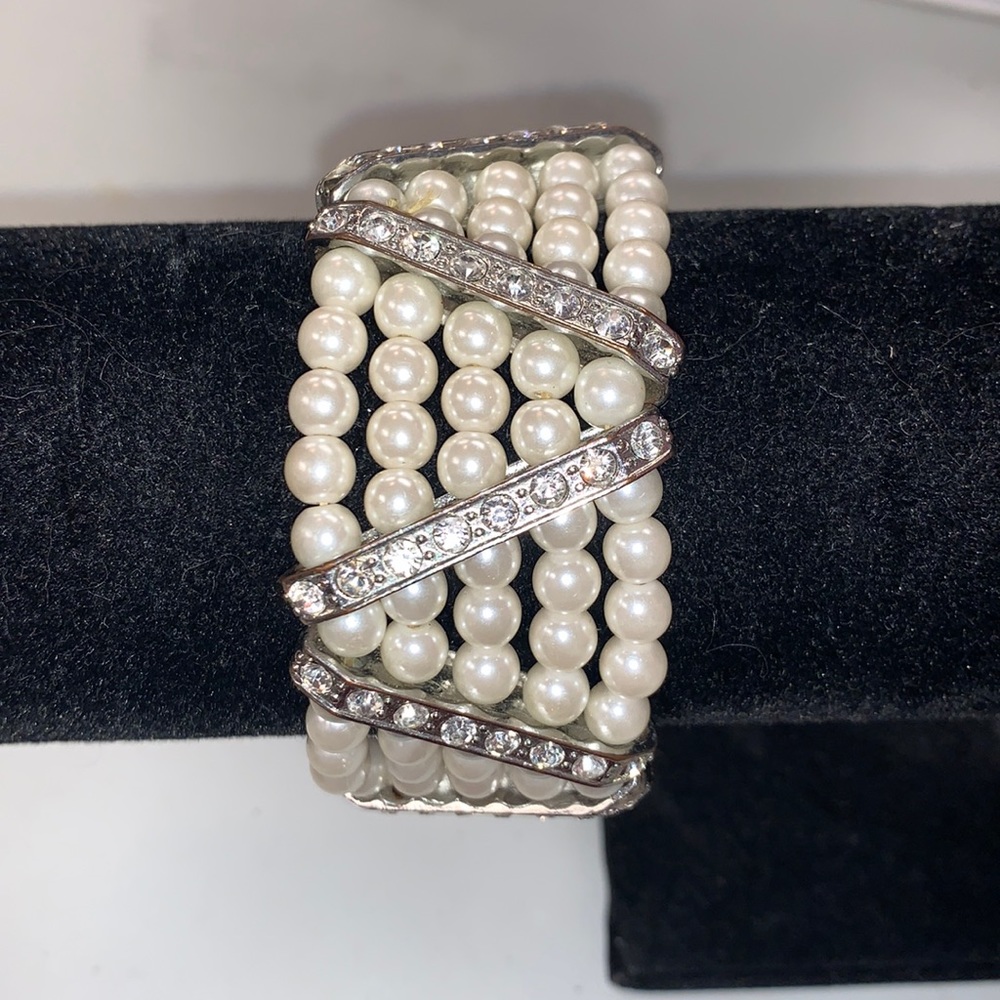 Faux pearl and faux rhinestone bracelet in good condition